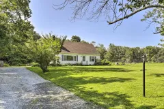 Cottage-Exterior-RVTrailer-Parking-Available